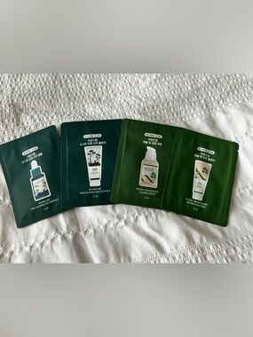 Round Lab-Sample Sachet Skincare Packets in Dark Green- Free with Purchase